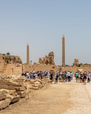 Luxor, Mısır - 16 Nisan 2019: Thutmose I Obelisk ve Kraliçe Hatshepsut Obelisk, Amun Tapınağı, Karnak, Luxor, Mısır