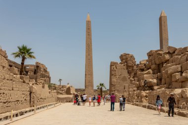 Luxor, Mısır - 16 Nisan 2019: Thutmose I Obelisk ve Kraliçe Hatshepsut Obelisk, Amun Tapınağı, Karnak, Luxor, Mısır