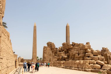 Luxor, Mısır - 16 Nisan 2019: Thutmose I Obelisk ve Kraliçe Hatshepsut Obelisk, Amun Tapınağı, Karnak, Luxor, Mısır