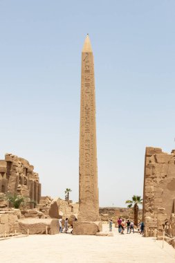 Luxor, Mısır - 16 Nisan 2019: Amun Tapınağı 'nda Thutmose I Obelisk, Karnak, Luxor