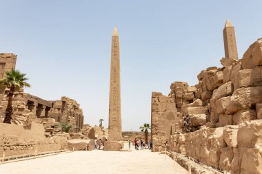 Luxor, Mısır - 16 Nisan 2019: Amun Tapınağı 'nda Thutmose I Obelisk, Karnak, Luxor