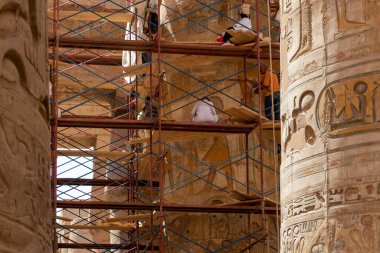 Luxor, Mısır - 21 Eylül 2021: Karnak Tapınağı Kompleksindeki Büyük Hypostyle Salonundaki 134 sütunun temizlenmesi.