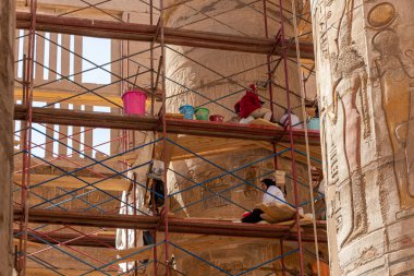 Luxor, Mısır - 21 Eylül 2021: Karnak Tapınağı Kompleksindeki Büyük Hypostyle Salonundaki 134 sütunun temizlenmesi.