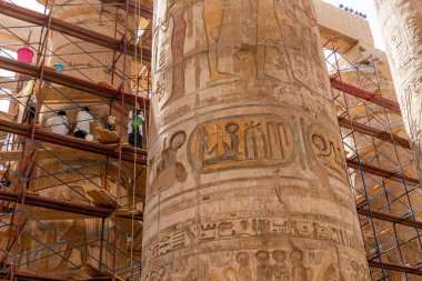 Luxor, Mısır - 21 Eylül 2021: Karnak Tapınağı Kompleksindeki Büyük Hypostyle Salonundaki 134 sütunun temizlenmesi.