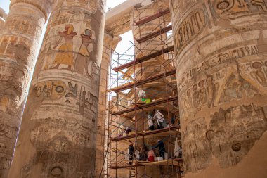 Luxor, Mısır - 21 Eylül 2021: Karnak Tapınağı Kompleksindeki Büyük Hypostyle Salonundaki 134 sütunun temizlenmesi.