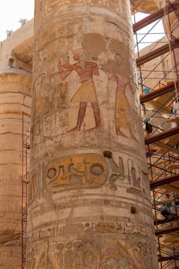 Luxor 'daki güzel Mısır tapınağında hiyeroglifler ve antik sembollerle büyük sütunlar oluşturuldu. Karnak Tapınağı.