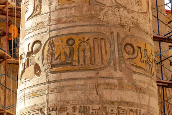 Kolom Besar Besaran Setelah Rekonstruksi Dalam Kuil Mesir Yang Indah — Stok Foto