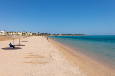 Hurghada, Mısır - 25 Eylül 2021: Mısır 'ın Hurghada kentindeki Kızıldeniz' de güneşli bir gün