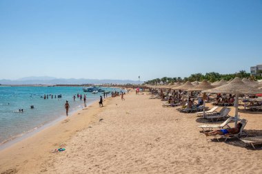 Hurghada, Mısır - 25 Eylül 2021: Mısır 'ın Hurghada kentindeki Kızıldeniz' de güneşli bir gün