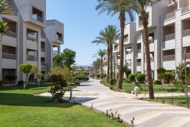 Hurghada, Mısır - 25 Eylül 2021: Solymar Soma Plajı 'nda bir bahçe, Hurhgada, Mısır