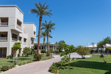 Hurghada, Mısır - 25 Eylül 2021: Solymar Soma Plajı 'nda bir bahçe, Hurhgada, Mısır