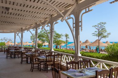 Hurghada, Mısır - 25 Eylül 2021: Solymar Soma Beach, Mısır 'da sahil kenarında kahvaltı masaları