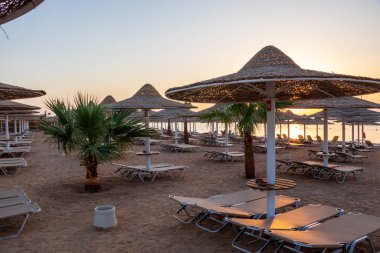 Hurghada, Mısır - 26 Eylül 2021: Mısır 'ın Hurghada kentindeki Kızıl Deniz manzaralı plajda gün doğumu