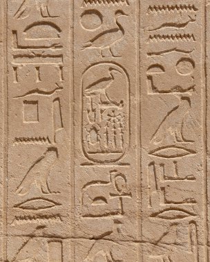 Antik Mısır duvar resimleri ve taş duvarlar Luksor Karnak Tapınağı üzerine yazıları