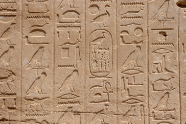 Antik Mısır duvar resimleri ve taş duvarlar Luksor Karnak Tapınağı üzerine yazıları
