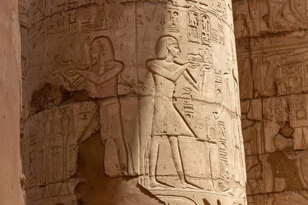 Masivní Sloupy Uvnitř Krásného Egyptského Chrámu Luxoru Hieroglyfy Starobylými Symboly — Stock fotografie