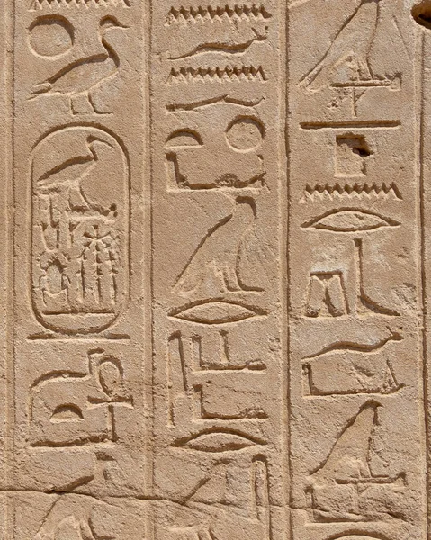 在卢克索的卡纳克庙石墙上的古埃及壁画和著作 — 图库照片