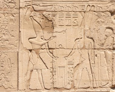 Mısır 'ın Luxor kentindeki Karnak Tapınağı' nın taş duvarlarında antik Mısır duvar resimleri ve hiyeroglifleri var.