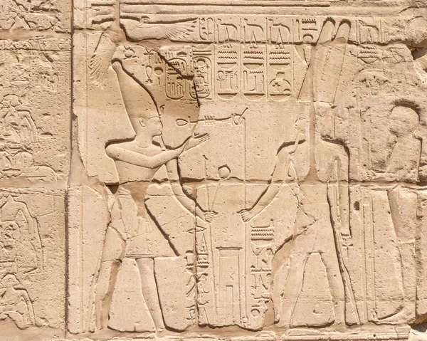 古代エジプト壁画やルクソールのカルナック神殿の石壁に文章 古代エジプト壁画やルクソールのカルナック神殿の石壁に文章