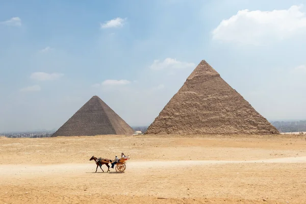 Paardenkoets Met Toeristen Voorkant Van Grote Piramides Van Gizeh Egypte — Stockfoto