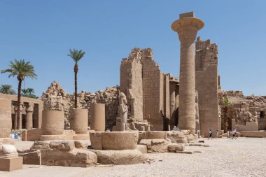 Luxor, Mısır - 21 Eylül 2021: Karnak Tapınağı Kompleksi bir köy biçimindeki bir dizi tapınak, şapel ve diğer binalardan oluşur..