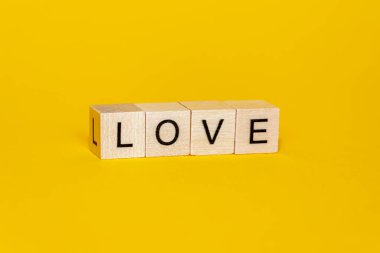 Renkli sarı bir arka planda 