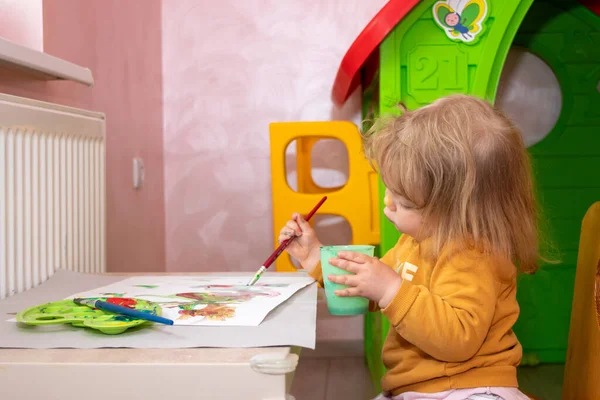 Dívčí Kresba Barevnými Barvami Doma Koncept Vývoje Dětí — Stock fotografie