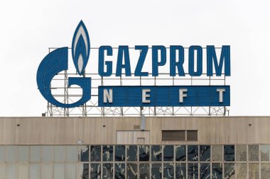 Belgrad, Sırbistan - 29 Mayıs 2022: Belgrad, Sırbistan 'daki genel merkezlerinde Nis Gazprom neft logosu imzası