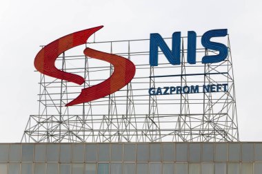 Belgrad, Sırbistan - 29 Mayıs 2022: Belgrad, Sırbistan 'daki genel merkezlerinde Nis Gazprom neft logosu imzası
