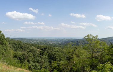 Bakış açısı Zmajevac 'ın ulusal park Fruska Gora' da, Sırbistan 'daki tepeler ve çayırlar panoramasında yer alması