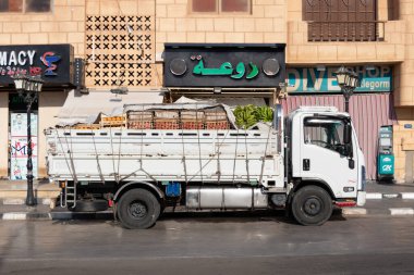 Mısır, Sharm El Sheikh - 2 Temmuz 2022: Mısır 'da çeşitli meyve ve sebzelerle dolu bir kamyon.