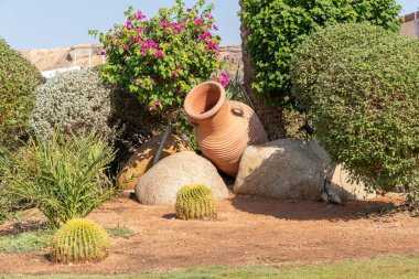 Mısır 'da süs vazosu ve tropikal çiçekli bir bahçe.