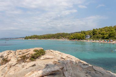 Sithonia 'daki Kalogria Sahili, Yunanistan' da yaz mevsiminde turkuaz renkli parlak denizli Halkidiki.