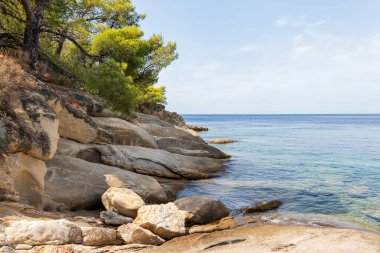 Sithonia 'daki Kalogria Sahili, Halkidiki, Yunanistan. Kalogria Sahili yaz mevsiminde turkuaz renkli parlayan deniz.