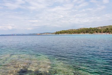 Güzel Kalogria plajı ve karamsar gökyüzü. Yaz tatili tatil geçmişi kavramı. Sithonia, Halkidiki, Yunanistan.
