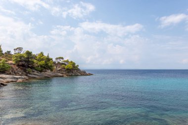 Güzel Kalogria plajı ve karamsar gökyüzü. Yaz tatili tatil geçmişi kavramı. Sithonia, Halkidiki, Yunanistan.