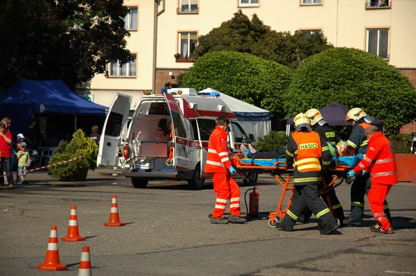 Fire and emergency units at car crash training. — Stock Photo, Image