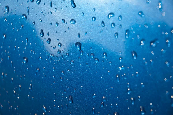 Gotas de água em um carro azul — Fotografia de Stock