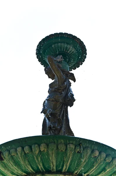Fonte com mulher estátua gotas de água e céu azul — Fotografia de Stock