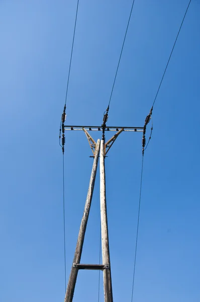 Régi fa villamosenergia-sarkon kék ég — Stock Fotó