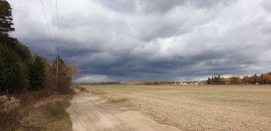 Sonbahar gök gürültüsü yaklaşıyor köy, toprak yol, tarla ve orman..