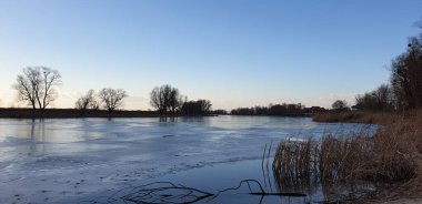 Gün batımında manzara ve kış çayırlarında bulutlar.