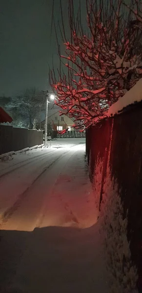 Prima Neve Nella Città Della Sera Inverno Illuminata Dalle Luci — Foto Stock
