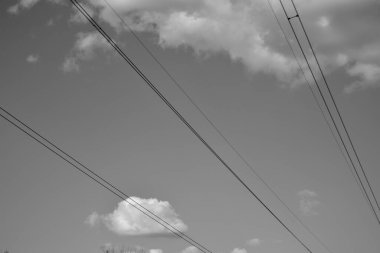 Gökyüzünün arka planında bulutlu kablolar