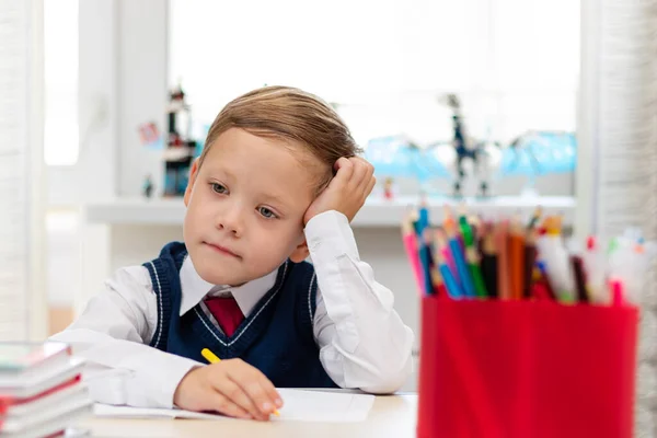 Menino Bonito Primeiro Graduador Uniforme Escolar Faz Lição Casa Enquanto — Fotografia de Stock