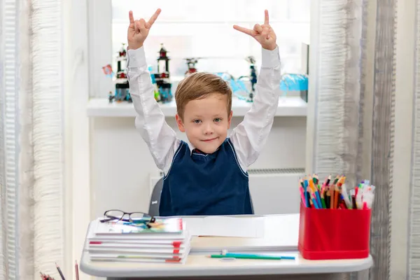 Söt Pojke Första Klass Skoluniform Hemma Paus Lurar Runt Medan — Stockfoto