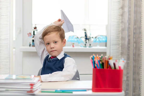 Ein Netter Erstklässler Schuluniform Hause Während Isoliert Schreibtisch Sitzt Bastelt — Stockfoto