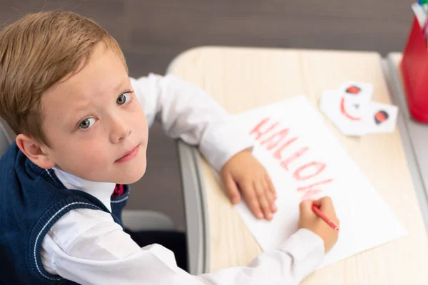 Ragazzo Prima Elementare Disegna Una Cartolina Festa Halloween Con Una — Foto Stock