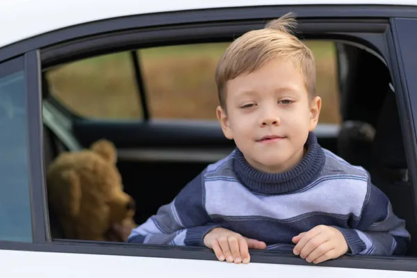 Семирічний Симпатичний Хлопчик Викидає Вікно Білої Машини Теплий Сонячний Осінній — стокове фото