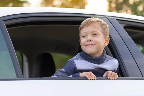 Niño Lindo Siete Años Asoma Por Ventana Coche Blanco Cálido —  Fotos de Stock